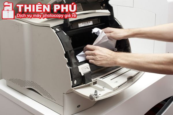 Đảm bảo giấy không mắc kẹt trong máy in 