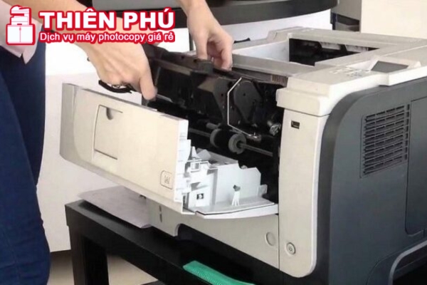 Gạt mực bên trong máy in bị hư hỏng dẫn đến tình trạng máy in bị lem