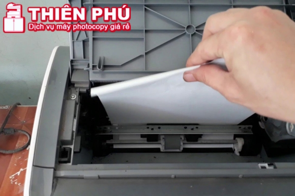 Nguyên nhân khiến máy in kéo giấy liên tục là gì?
